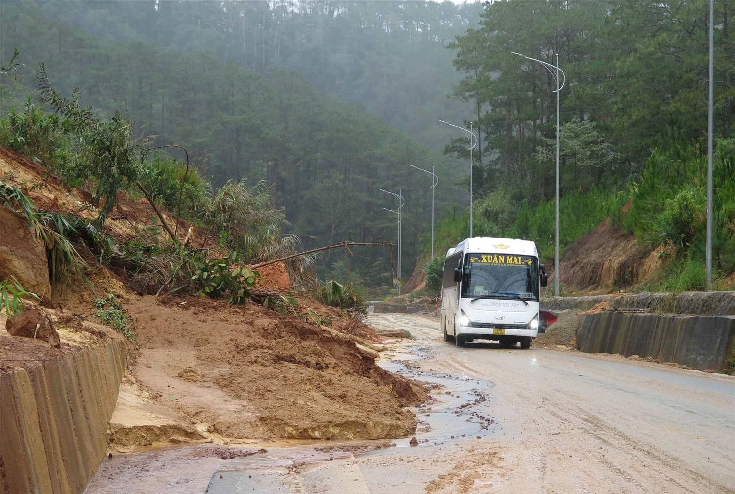 Hiện toàn tuyến quốc lộ 24 có 28 điểm sạt lở và nguy cơ tiếp tục sạt lở đang hiện hữu. (Ảnh: Ngọc Chí)