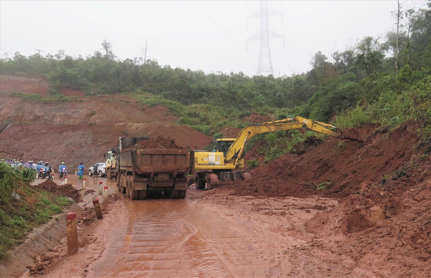 Lực lượng chức năng huy động phương tiện xử lý các điểm sạt lở trên tuyến quốc lộ 24. (Ảnh: Ngọc Chí)