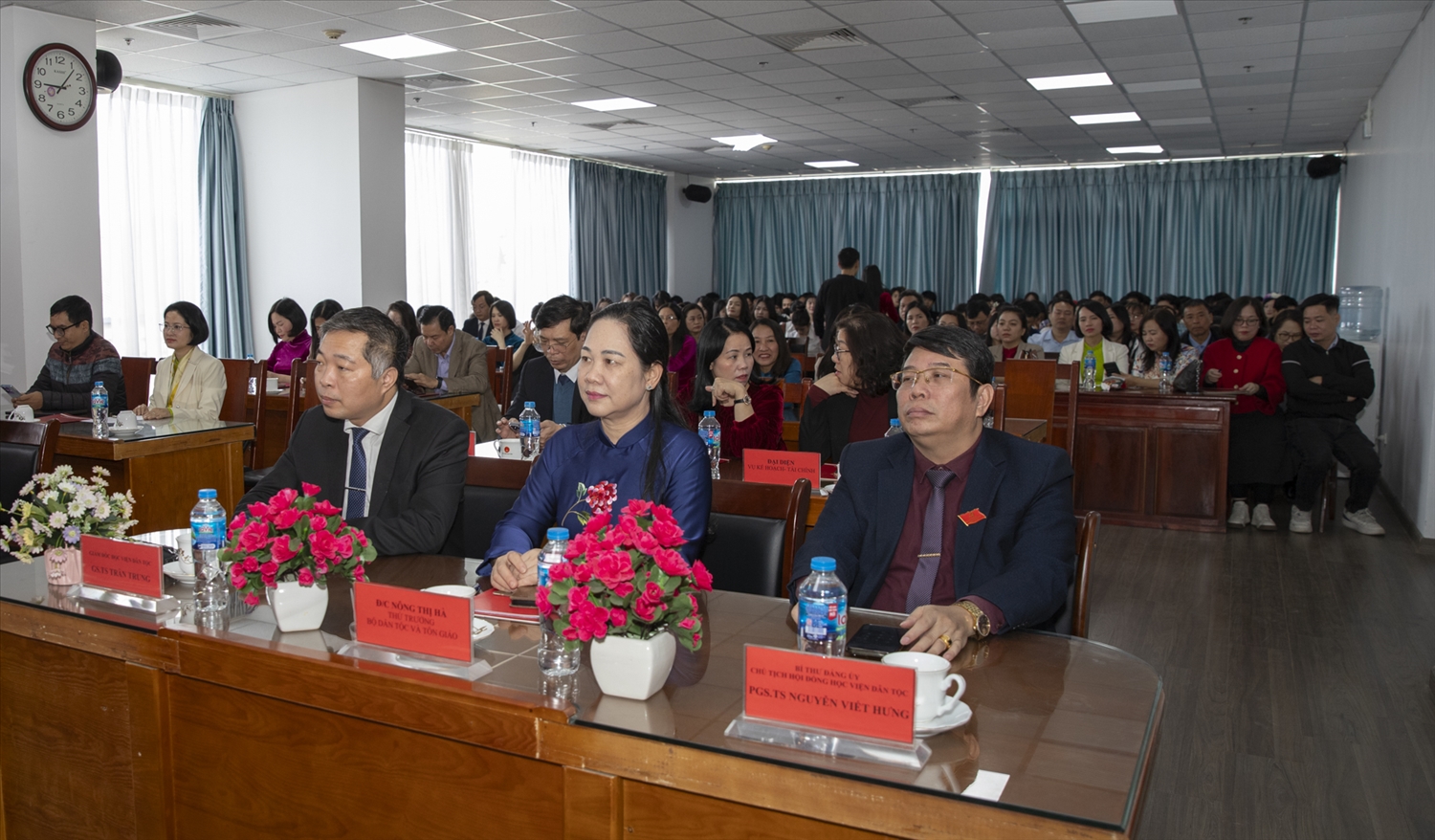 Thứ trưởng Bộ Dân tộc và Tôn giáo Nông Thị Hà và các đại biểu tham dự buổi lễ