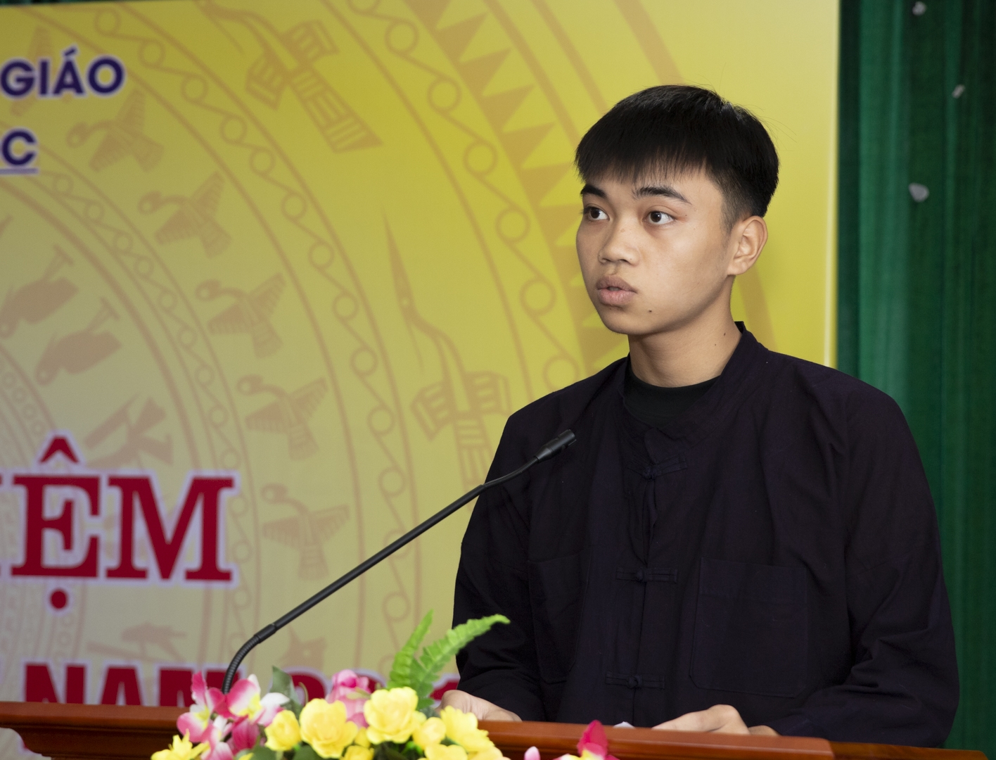 Tân sinh viên Dương Quốc Khánh (dân tộc Nùng), Thủ khoa đầu vào Khóa 4, phát biểu tại buổi lễ