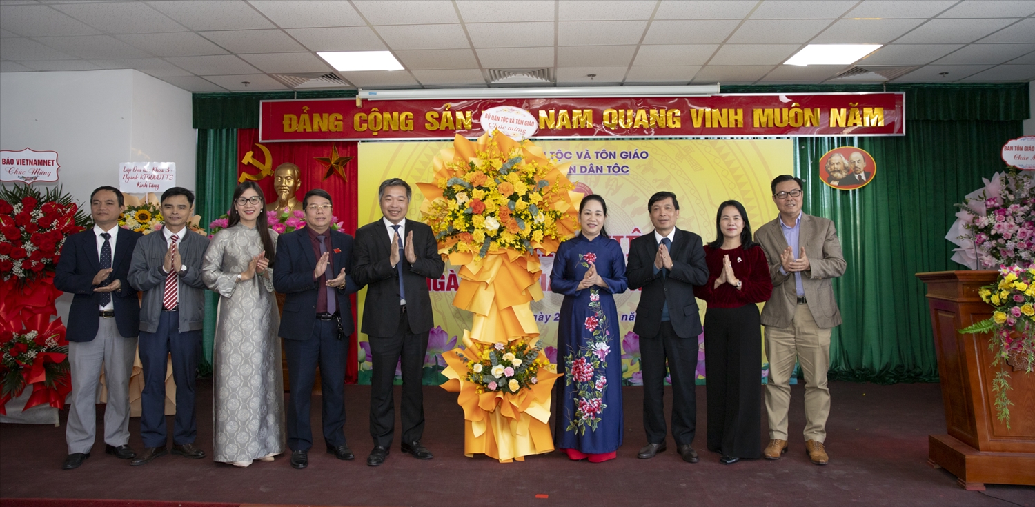 Thứ trưởng Bộ Dân tộc và Tôn giáo Nông Thị Hà, cùng lãnh đạo một số vụ, đơn vị tặng hoa chúc mừng nhà trường