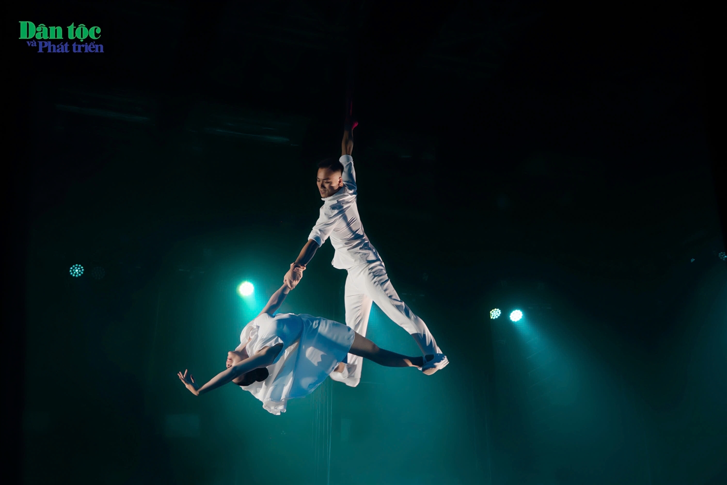 Cái nắm tay siết chặt trên cao biểu trưng cho kỹ thuật, sự tương hỗ và lòng tin yêu của hai nghệ sĩ.