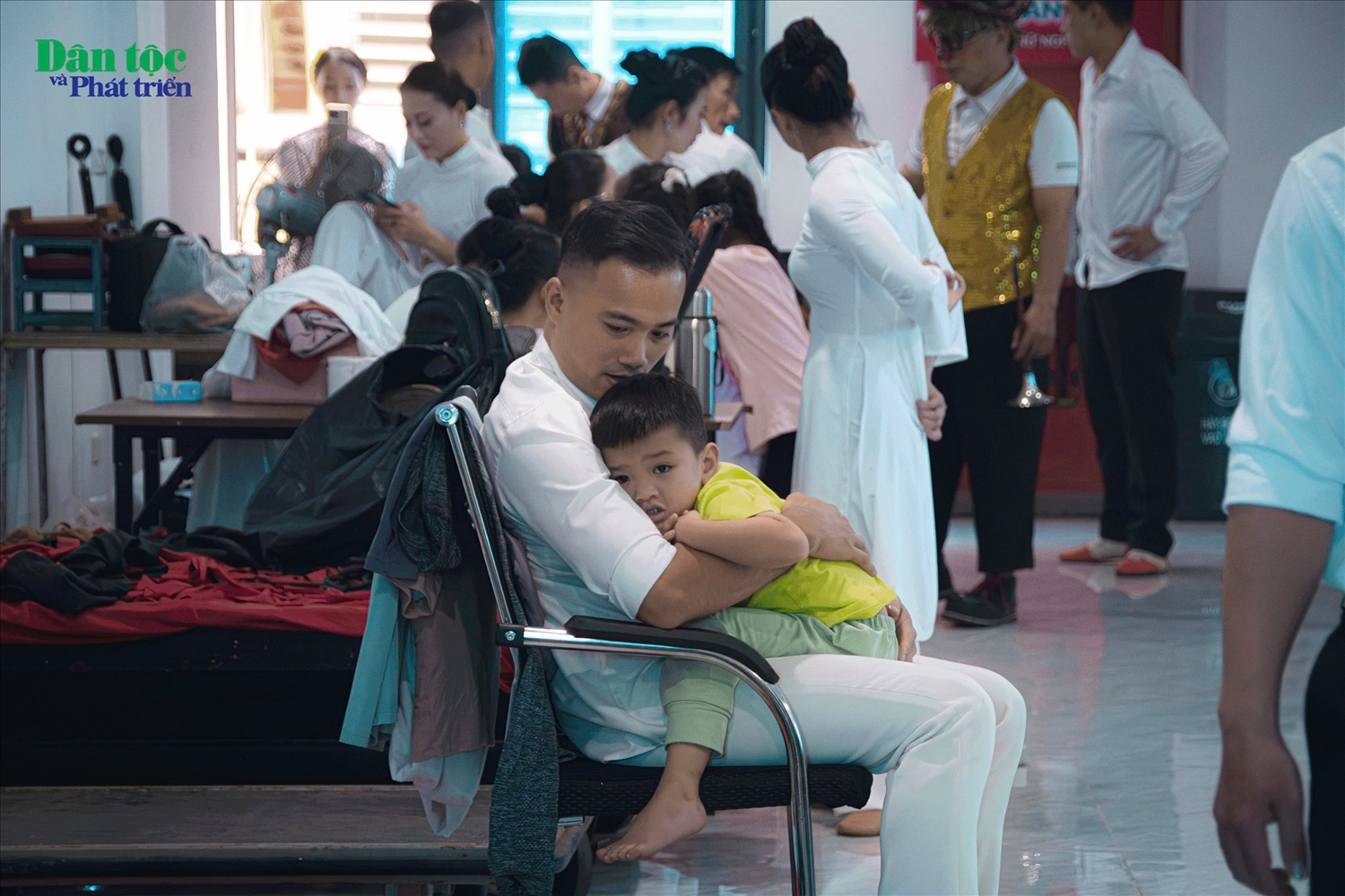 Bé Mì trong vòng tay ấm áp, bình yên của bố.