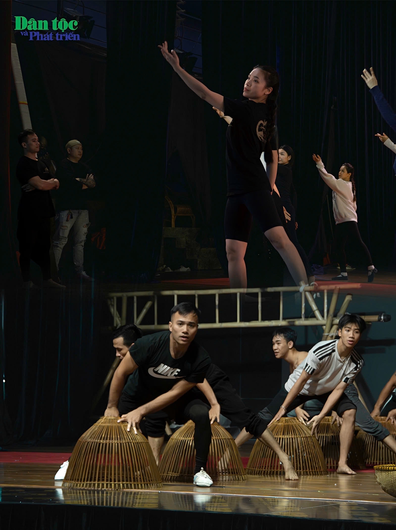 Trong các buổi tập, hai nghệ sĩ liên tục hỗ trợ, hướng dẫn các diễn viên trẻ hoàn thiện kỹ thuật và cách xử lý động tác.