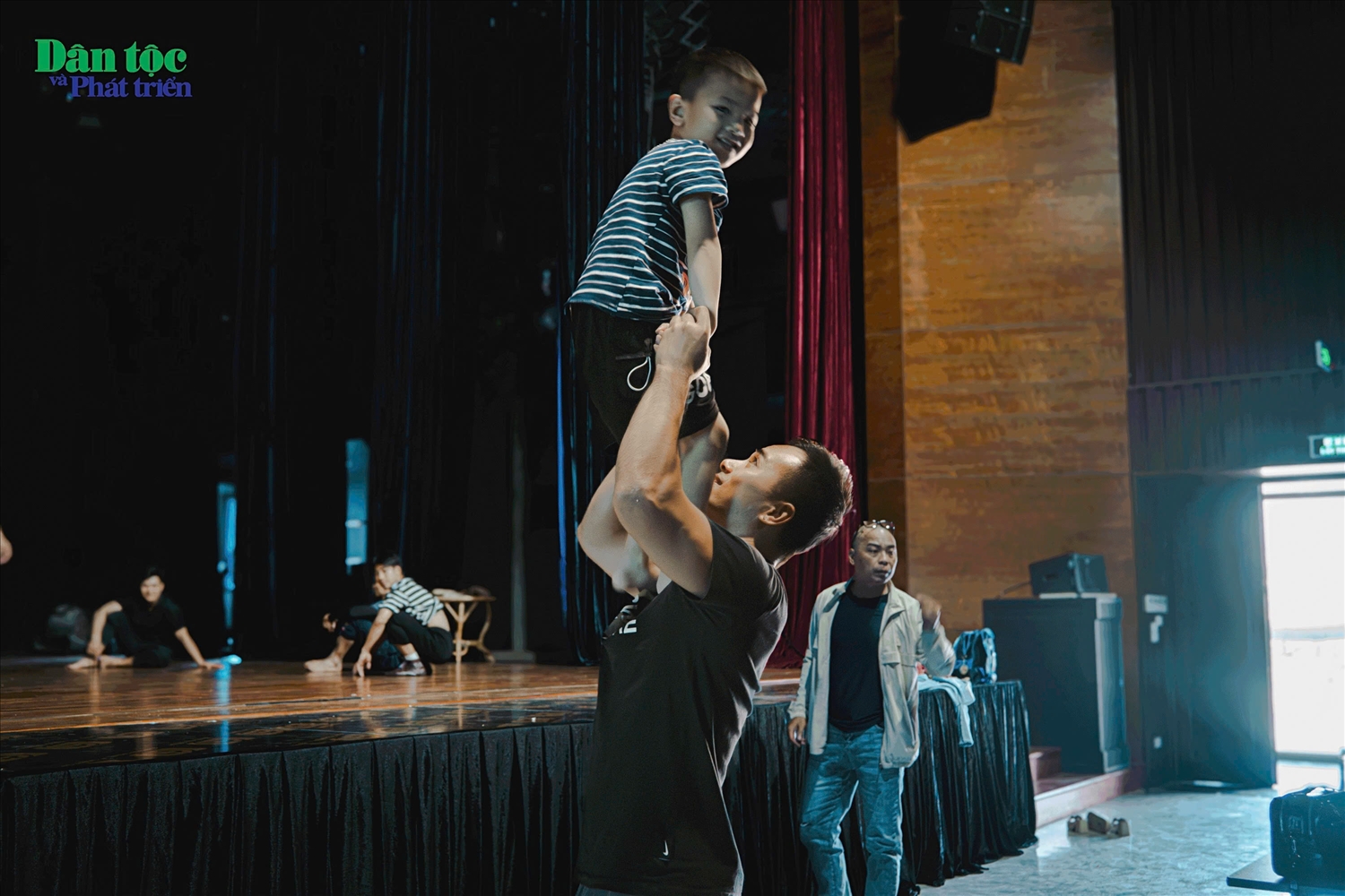 Những động tác Xiếc đơn giản là cách vận động, vui chơi thường ngày của bé Mì.