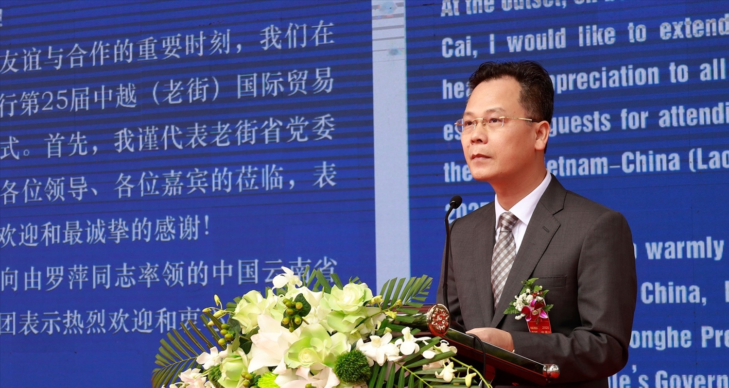 Phó Chủ tịch UBND tỉnh Lào Cai Nguyễn Thành Sinh phát biểu khai mạc Hội chợ (ảnh Trọng Bảo)