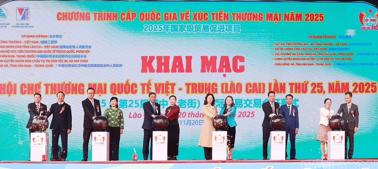 Các đại biểu thực hiện nghi thức nhấn nút khai mạc Hội chợ (ảnh Trọng Bảo)