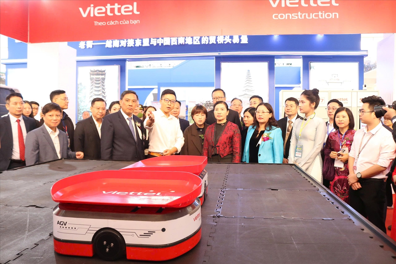 Các doanh nghiệp giới thiệu sản phẩm của đơn vị mình (ảnh Trọng Bảo)