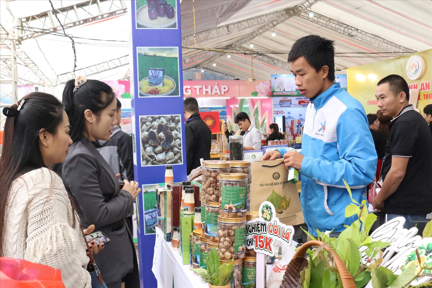Các đại biểu và đông đảo người dân tham quan các gian hàng trưng bày tại Hội chợ (ảnh Trọng Bảo)
