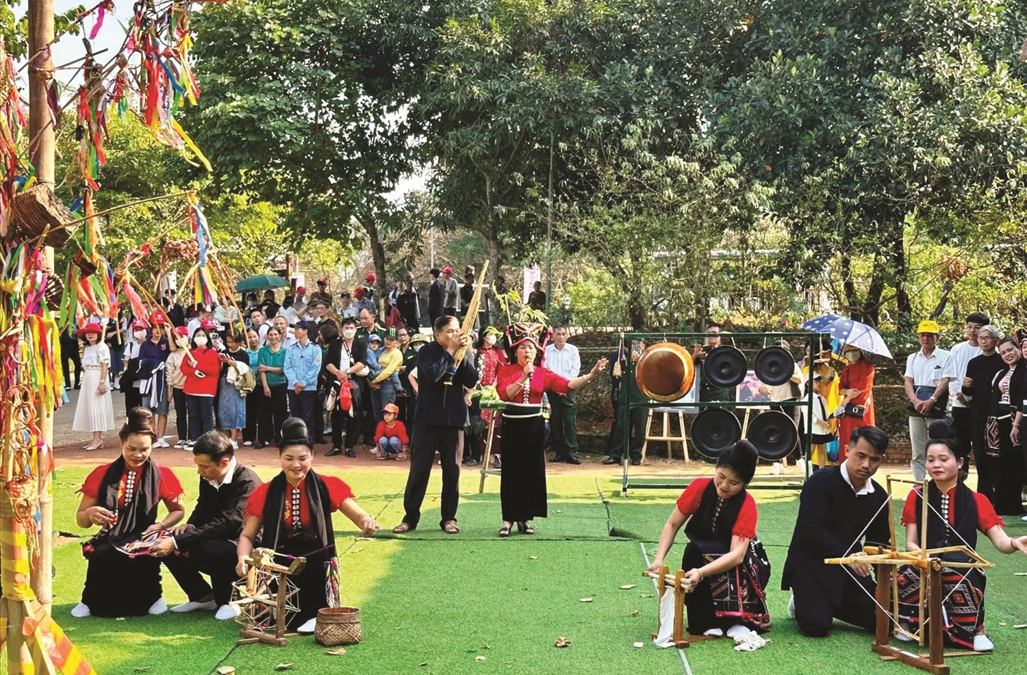 Vai trò, vị thế của phụ nữ DTTS Sơn La ngày càng được khẳng định. (Trong ảnh: Đồng bào dân tộc Thái Sơn La trình diễn bản sắc văn hóa tại Làng Văn hoá - Du lịch các dân tộc Việt Nam)