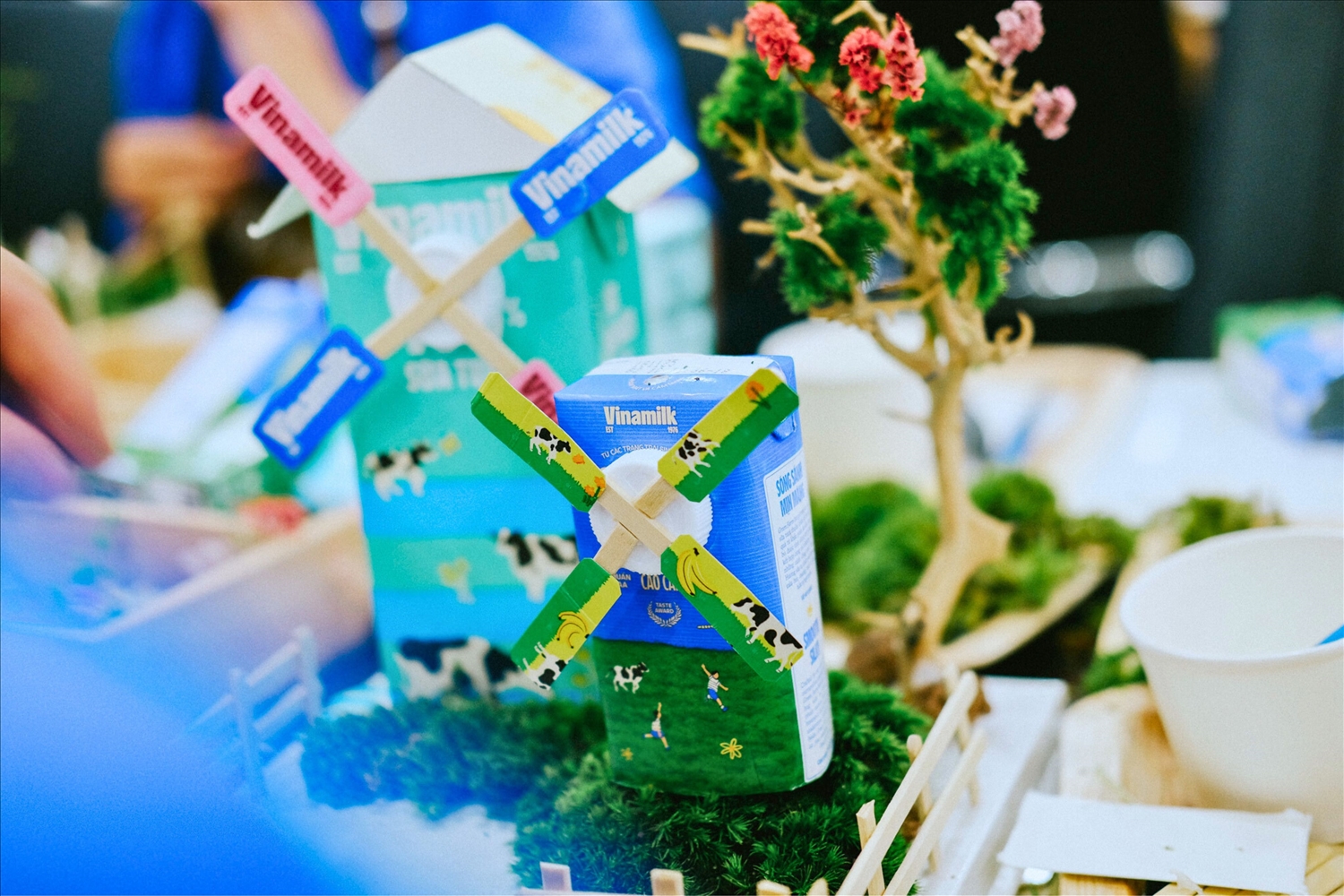 Những chiếc vỏ hộp sữa Vinamilk được “tái sinh” thành những mô hình xinh xắn (Ảnh: Minh Anh)