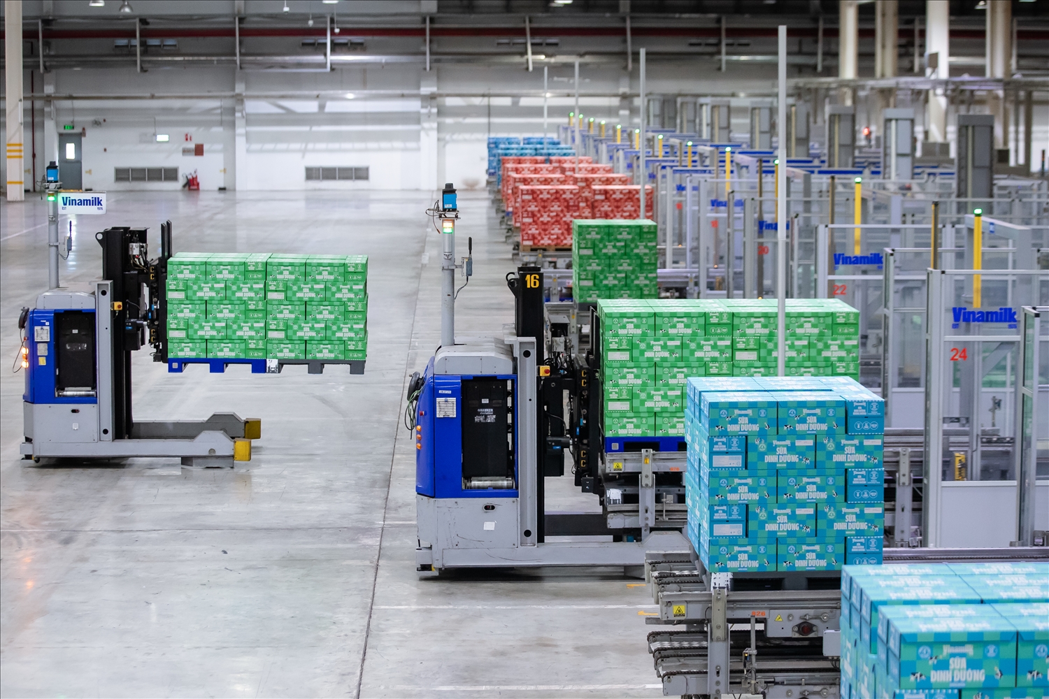 Các robot LGV giúp giảm 62% lượng khí thải CO₂ so với xe nâng chạy nhiên liệu hóa thạch (Ảnh: Nam Anh)