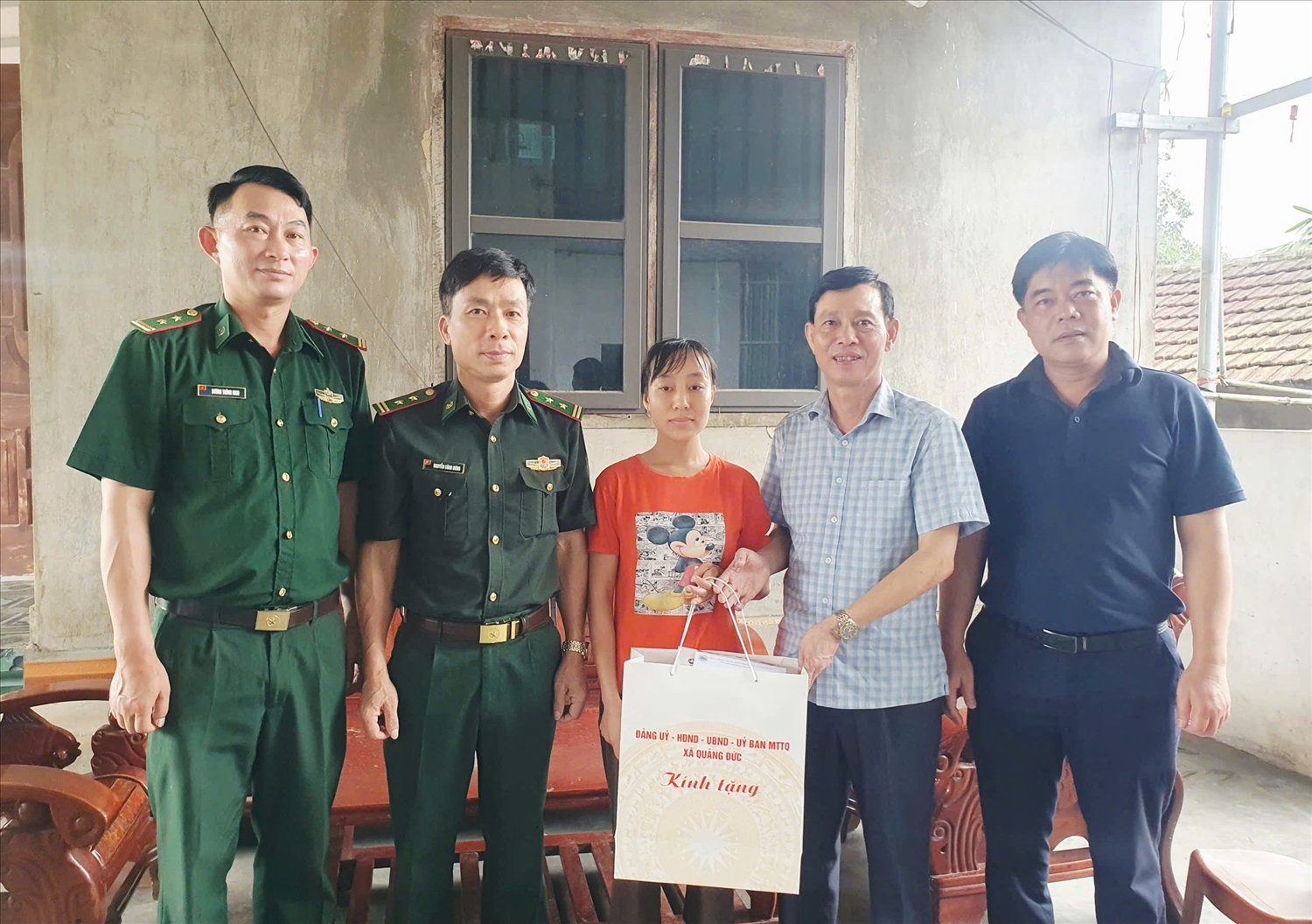 Cán bộ, chiến sĩ Đồn Biên phòng Quảng Đức tặng quà cho hộ gia đình có hoàn cảnh khó khăn ở xã Quảng Đức