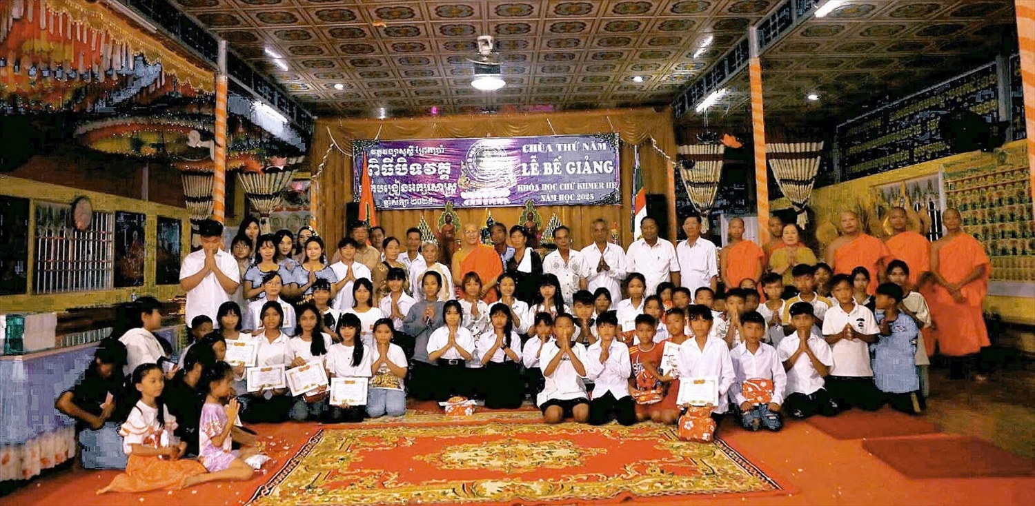 Hàng năm nhân dịp hè, Chùa Thứ Năm ( xã Đông Thái) tổ chức cho hàng trăm em học sinh tham gia học tiếng Khmer