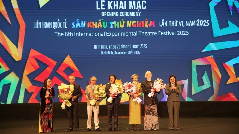 Ban tổ chức tặng hoa Hội đồng nghệ thuật.