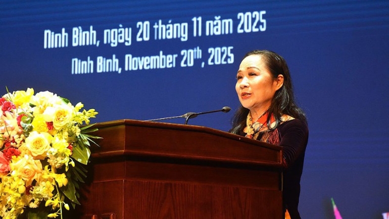 Nghệ sĩ Nhân dân Trịnh Thúy Mùi, Chủ tịch Hội Nghệ sĩ Sân khấu Việt Nam phát biểu khai mạc.