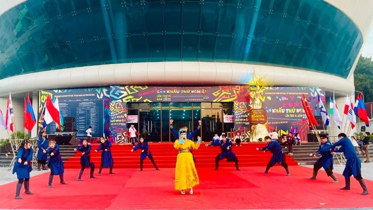 Tiết mục biểu diễn đường phố của đoàn nghệ thuật đến từ Mông Cổ.