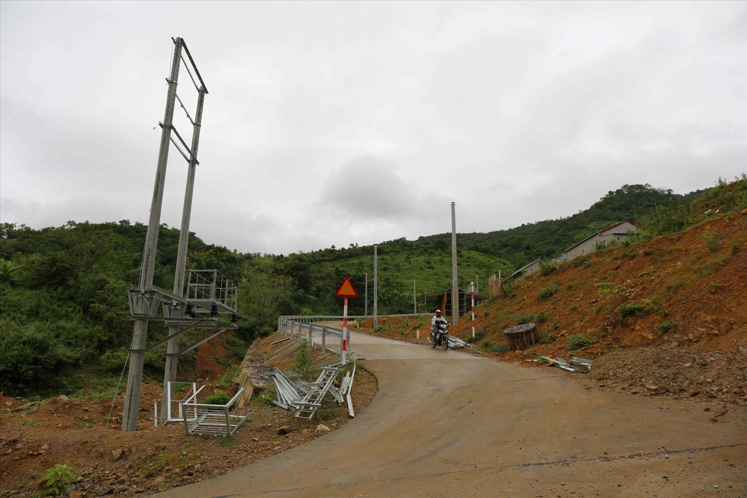 Khu tái định cư cho người dân vùng lũ xã Mường Xén đang lâm vào cảnh thiếu điện thắp sáng, thiếu nước sinh hoạt - Ảnh: Thanh Hải