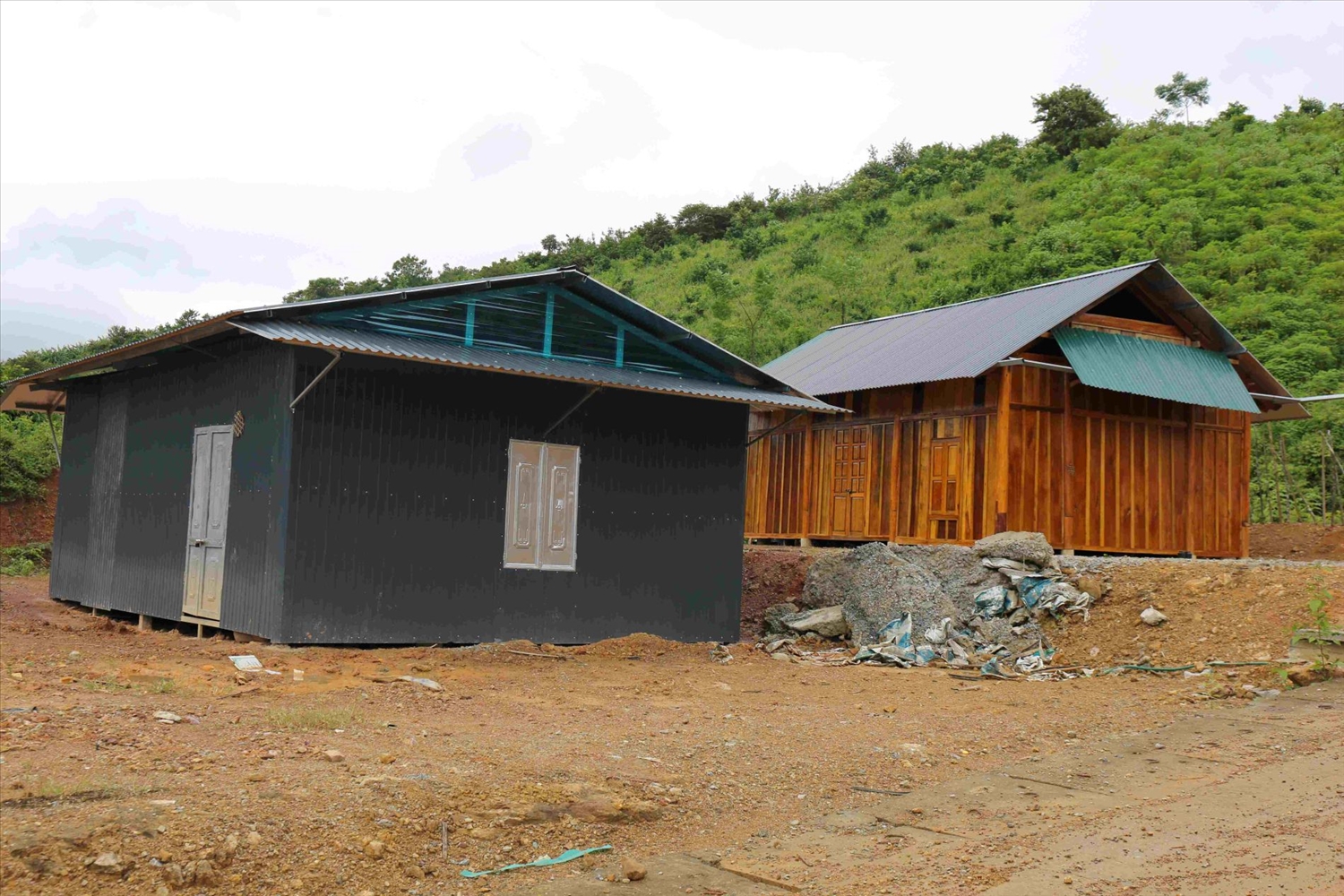 Những căn nhà ở khu tái định cư vùng lũ xã Mường Xén đã hoàn thành nhưng người dân chưa dọn đến ở vì thiếu điện thắp sáng, nước sinh hoạt - Ảnh: Thanh Hải