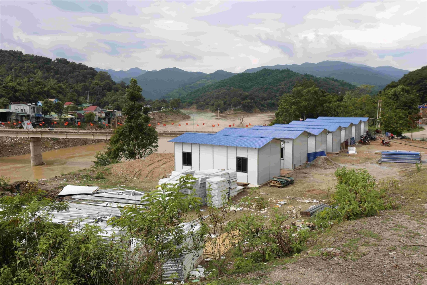 Những hộ dân mất nhà vì lũ ở bản Cửa Rào 2, xã Tương Dương đã được bố trí nhà lắp ghép do Bộ Công an hỗ trợ - Ảnh: Thanh Hải