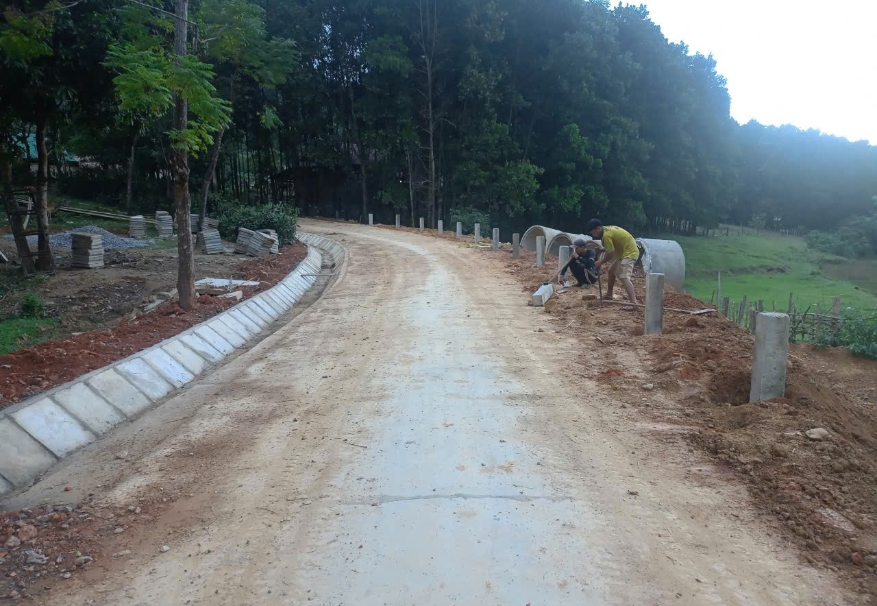 Đường vào bản làng Người Đan Lai ở xã Môn Sơn đang được đầu tư, nâng cấp
