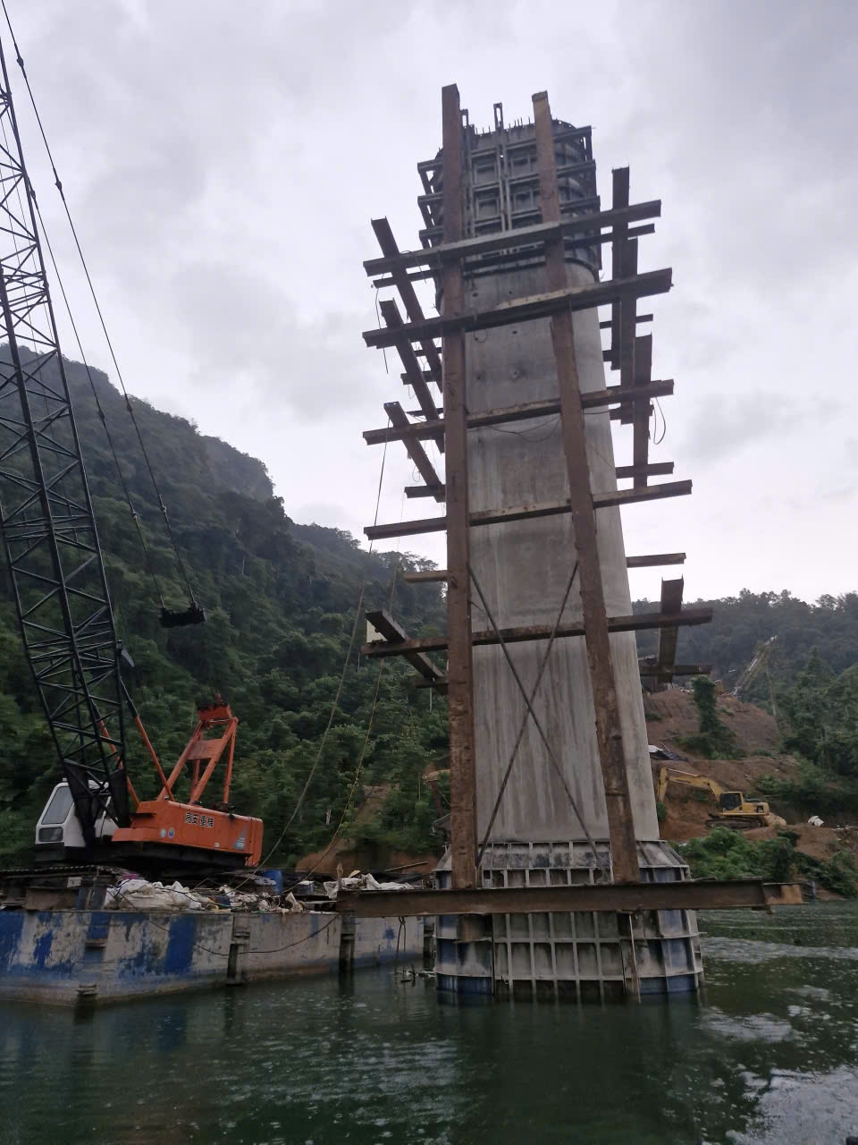 Một trụ cầu Suối Hộc thi công dang dở