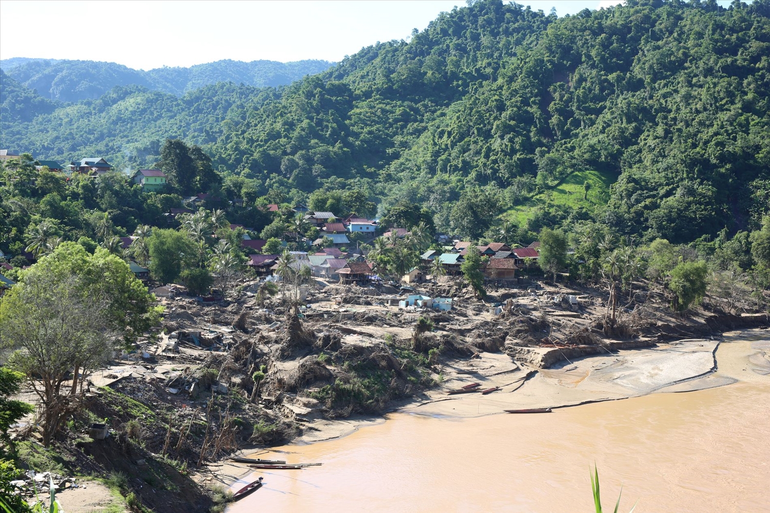 Những nếp nhà xô nghiêng vì lũ - Ảnh: Thanh Hải