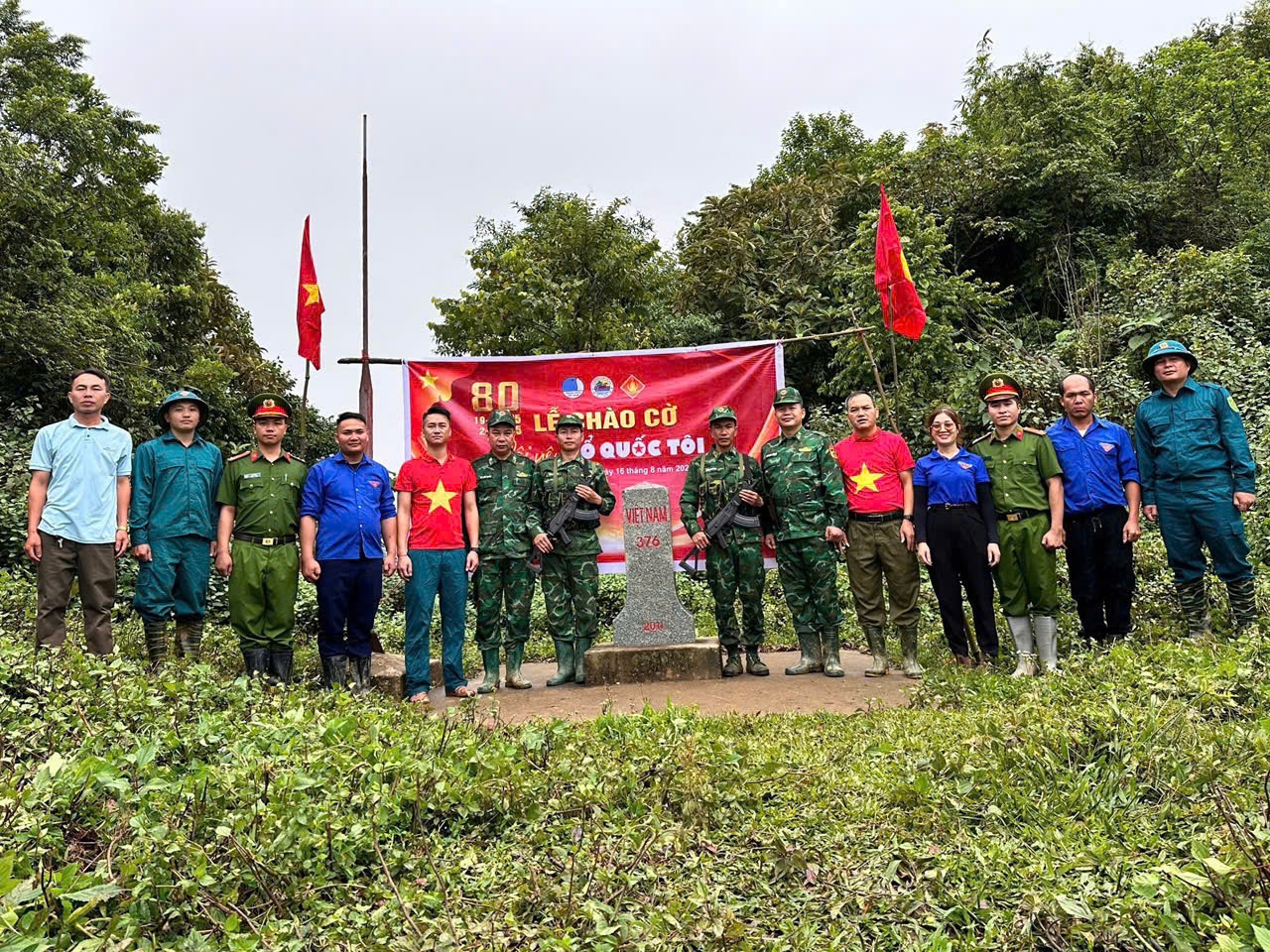 Người dân xã Tri Lễ tham gia tuần tra, bảo vệ đường biên, cột mốc cùng cán bộ chiến sĩ Đồn Biên phòng Tri Lễ