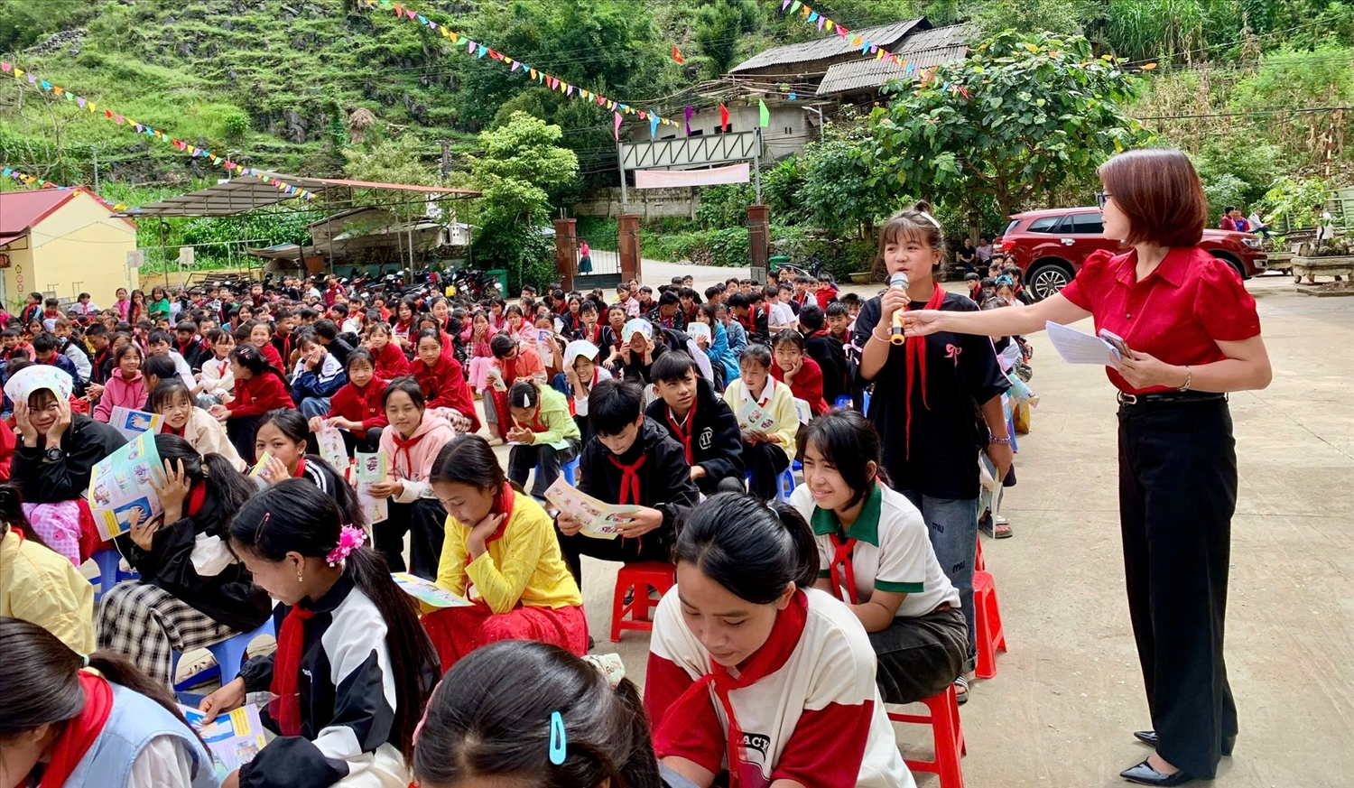 Học sinh và giáo viên Trường PTDTBT TH & THCS Tả Lủng, xã Đồng Văn được truyền thông trực tiếp về phòng, chống ngộ độc thực phẩm, rau, nấm rừng, quả rừng, đặc biệt là quả Hồng Châu. 