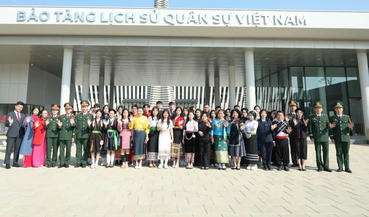 Mỗi gương mặt được vinh danh là một hạt nhân tri thức mang theo khát vọng xây dựng quê hương, góp phần tạo nên lực lượng nhân lực nòng cốt cho phát triển vùng cao trong tương lai.