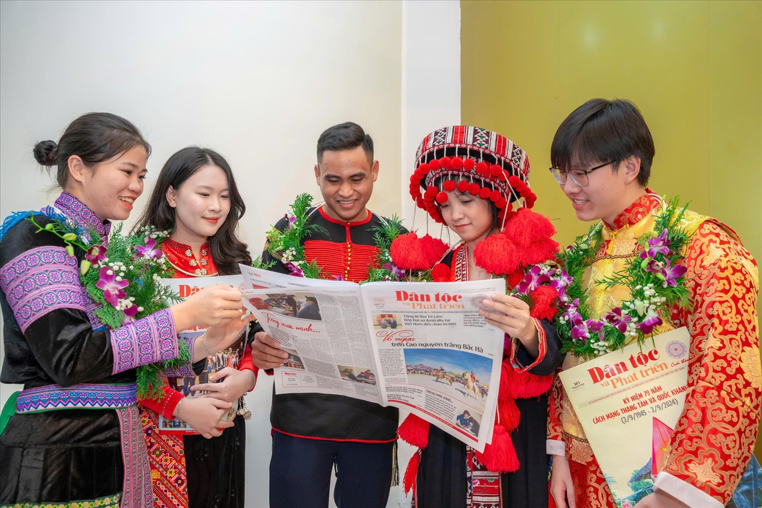 Lễ Tuyên dương không chỉ là dịp được vinh danh, mà còn là không gian để học sinh, sinh viên, thanh niên DTTS từ mọi vùng miền gặp gỡ, giao lưu, chia sẻ kinh nghiệm học tập, mở rộng hiểu biết và tạo nên các kết nối mới.