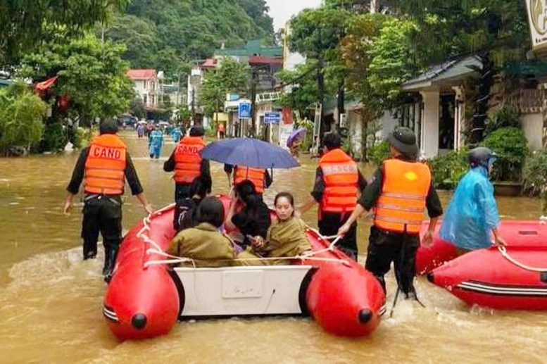 Bộ Chính trị yêu cầu Bộ Quốc phòng, Bộ Công an tập trung cao nhất các lực lượng, thiết bị, phương tiện chuyên dụng để vận chuyển lương thực, nhu yếu phẩm đến tay người dân tại các khu vực đang bị cô lập