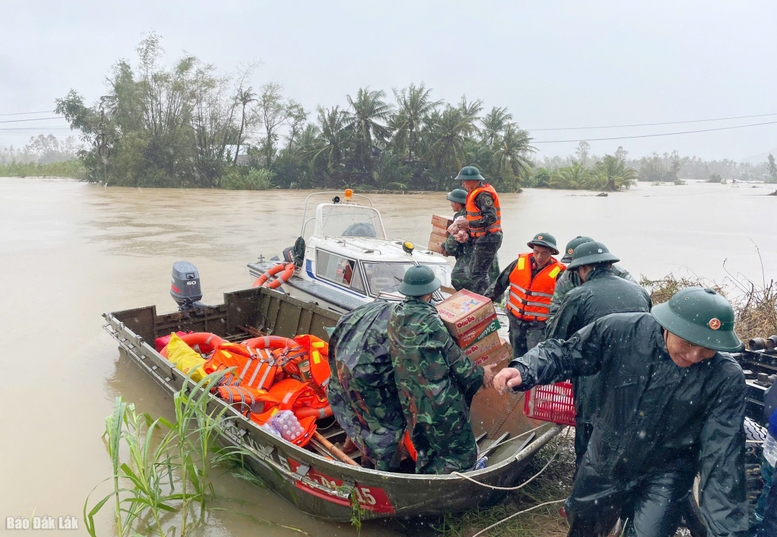 Công tác cứu hộ, cứu nạn được triển khai khẩn cấp ở các địa bàn ngập lụt - Ảnh: Báo Đắk Lắk