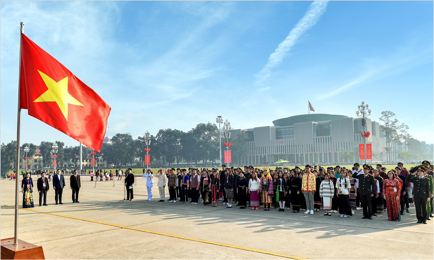 Đoàn học sinh, sinh viên, thanh niên DTTS làm Lễ báo công trước Lăng Chủ tịch Hồ Chí Minh