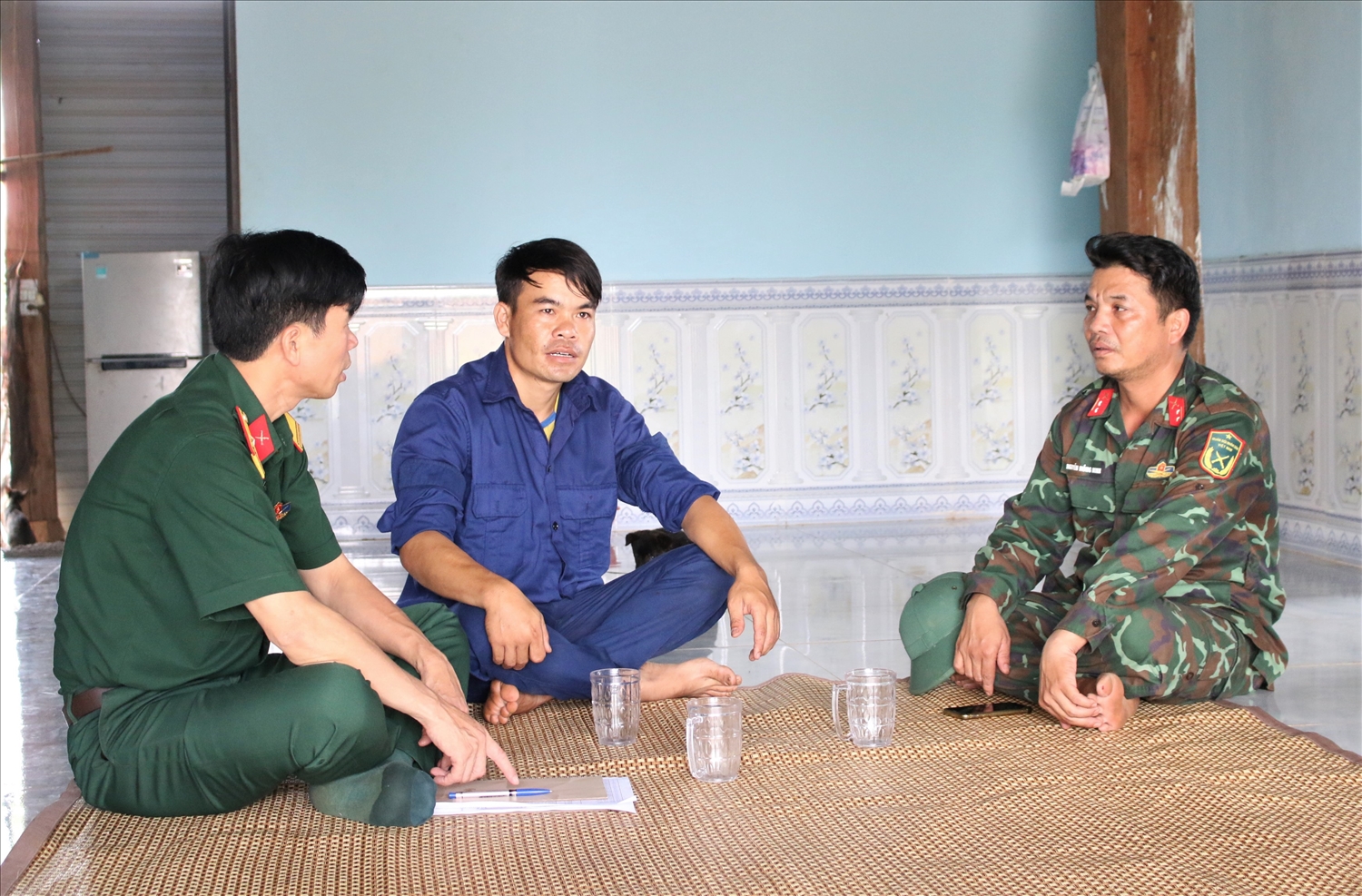 Từ ngày được nhận vào làm công nhân Chi nhánh 716, anh Lục Văn Thành (ngồi giữa), thôn 7, xã Ia Đal đã vươn lên thoát nghèo và có cuộc sống ổn định. (Ảnh: Ngọc Chí)