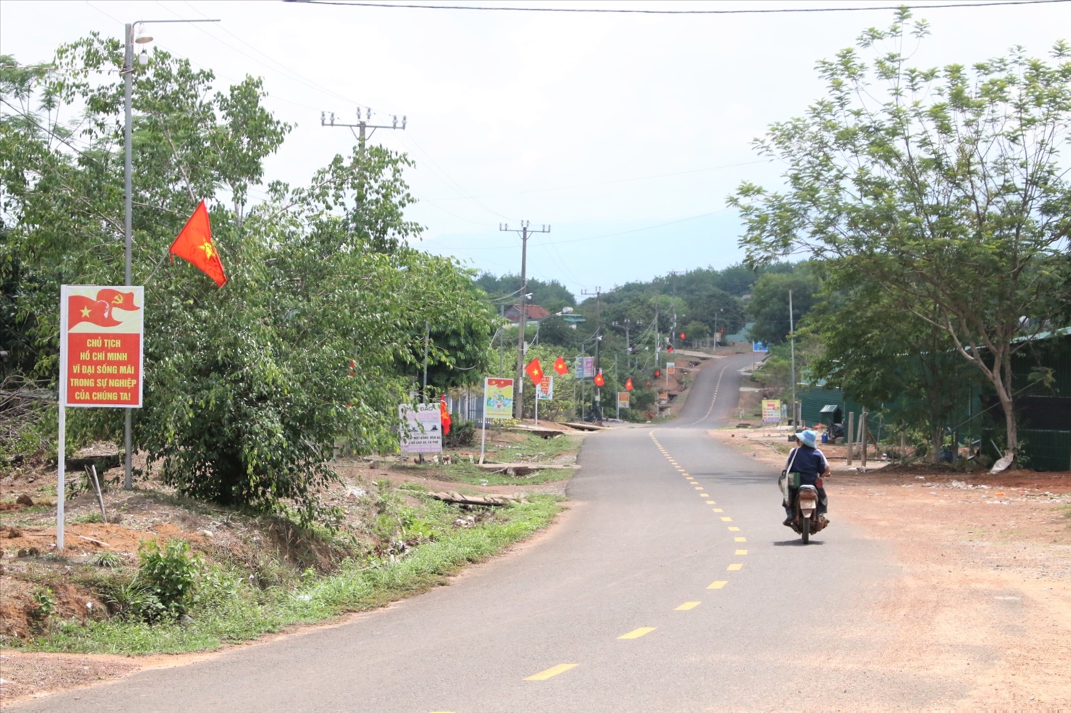 Các đơn vị thuộc Binh đoàn 15 luôn đồng hành với cấp ủy, chính quyền địa phương xây dựng những khu dân cư trù phú ở khu vực biên giới tỉnh Quảng Ngãi. (Ảnh: Ngọc Chí)