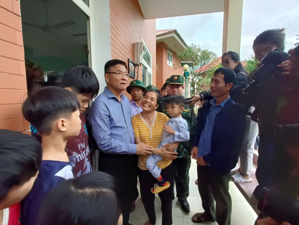 Phó Thủ tướng Chính phủ Lê Thành Long động viên trẻ em Làng trẻ SOS, tỉnh Gia Lai sớm vượt qua khó khăn do bão lũ. (Ảnh: T.N)
