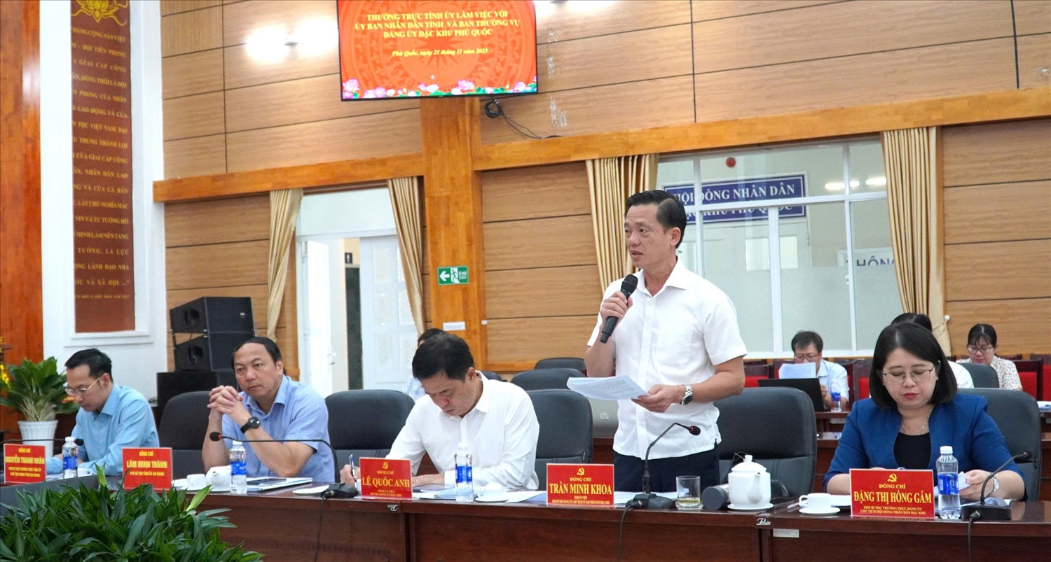 Ông Trần Minh Khoa, Chủ tịch UBND đặc khu Phú Quốc, báo cáo tại cuộc họp