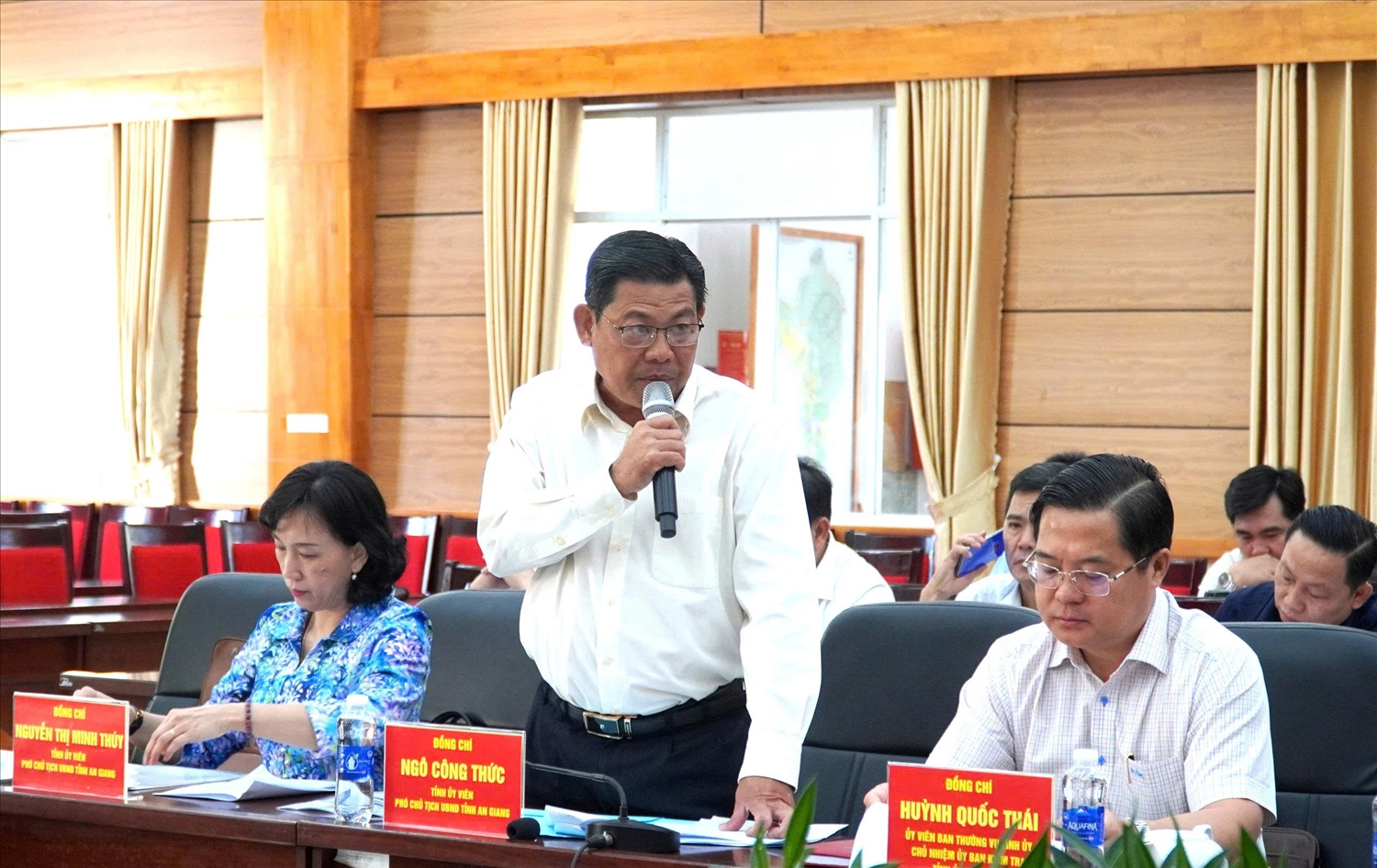 Ông Ngô Công Thức, Phó Chủ tịch UBND tỉnh An Giang báo cáo công tác chuẩn bị các điều kiện phục vụ Hội nghị 