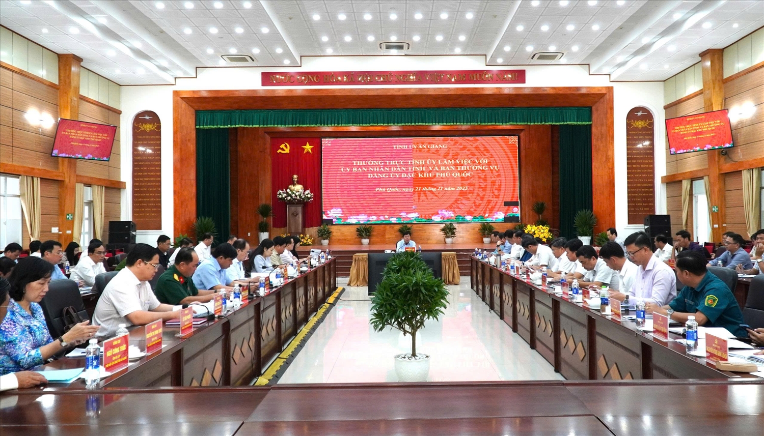 Quang cảnh cuộc họp của Thường trực Tỉnh ủy An Giang