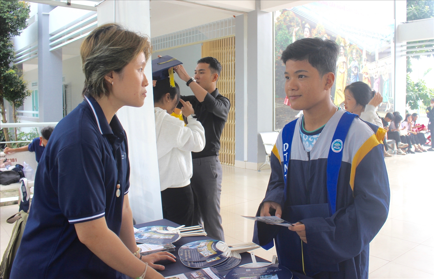 Em Danh Hiên Lộc (bên phải) ngay sau khi tốt nghiệp đã được tuyển dụng vào làm việc tại một công ty ở địa phương. Ảnh: Tào Đạt