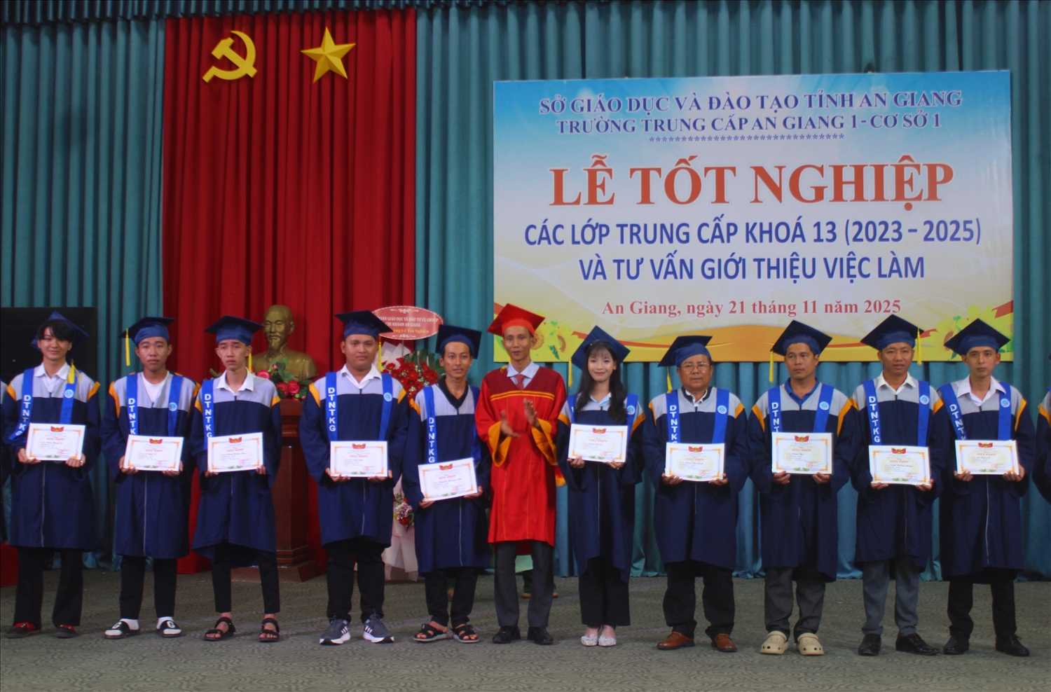 Em Danh Thị Tuyết Nhi cùng nhiều học sinh nhận bằng tốt nghiệp trong Lễ tốt nghiệp ngày 21/11 vừa qua. Ảnh: Tào Đạt