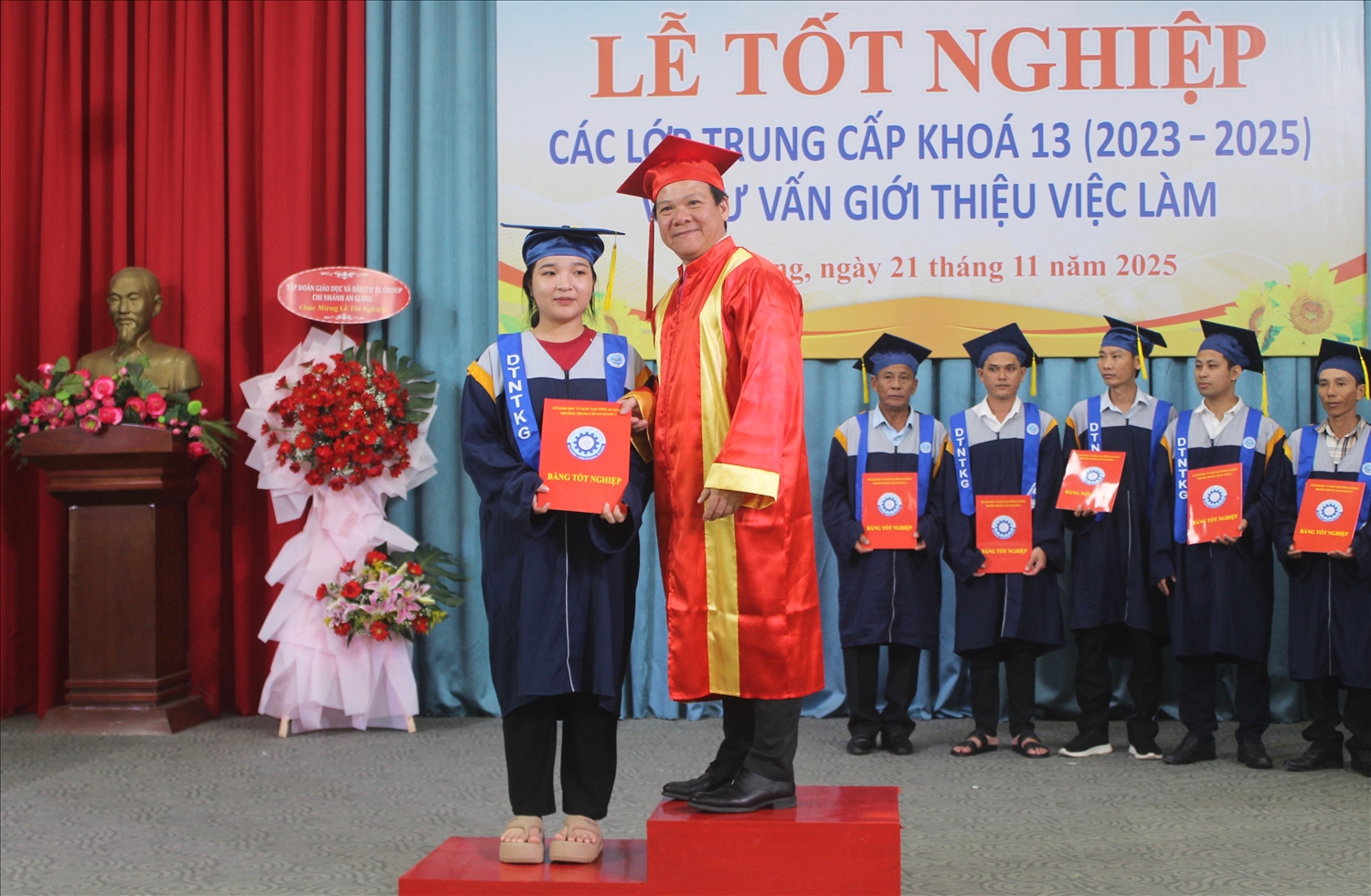 Thạc sĩ Đỗ Anh Khoa, Hiệu trưởng Trường Trung cấp An Giang 1, trao bằng tốt nghiệp cho các học sinh. Ảnh: Tào Đạt