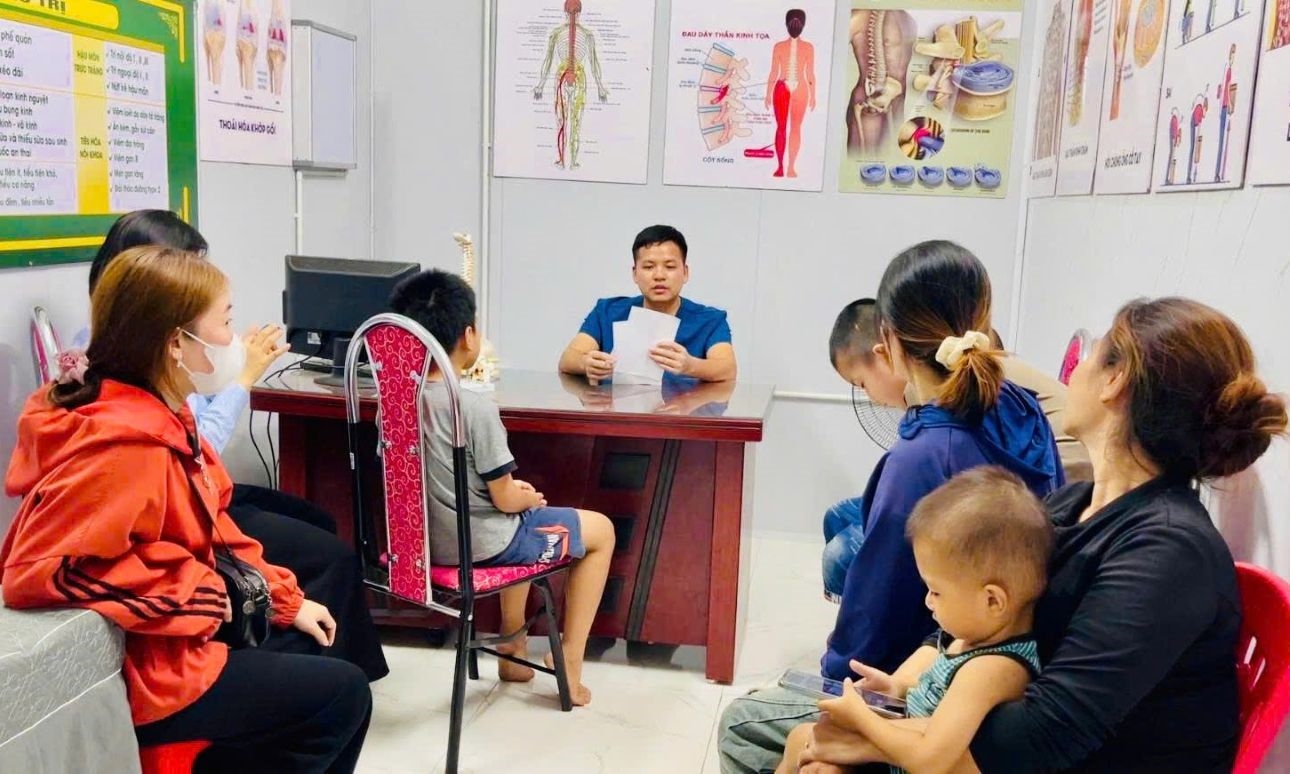 Mỗi ngày, có nhiều lượt bệnh nhân đến khám, chữa bệnh tại phòng khám chẩn trị Đông y của Bác sĩ Lá Văn Khôi