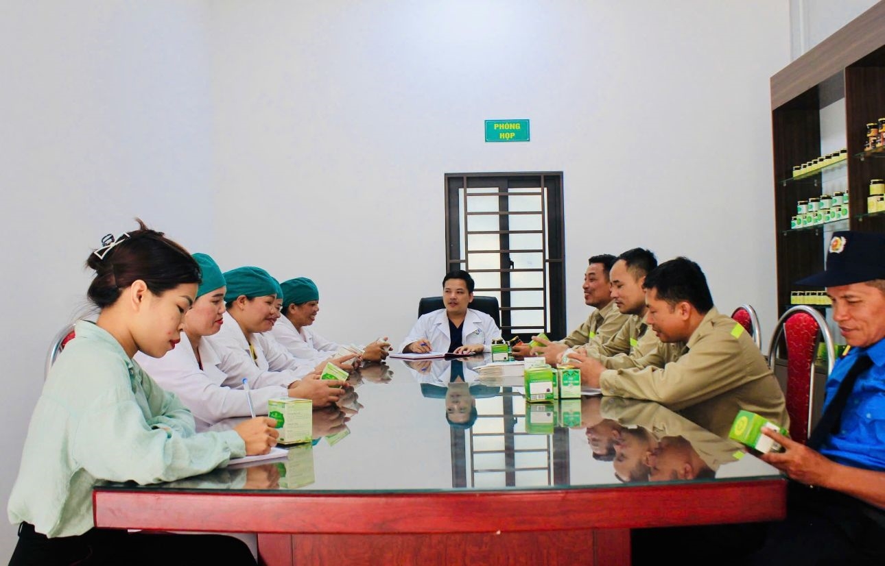 Ngoài cương vị bác sĩ, phụ trách hai phòng khám chẩn trị Đông y, thì Lá Văn Khôi còn là Giám đốc Hợp tác xã Nông dược Tĩnh Sáng Đường