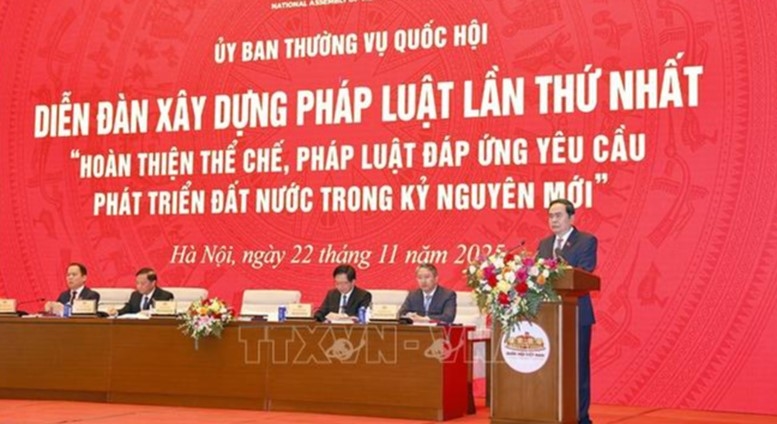 Ủy ban Thường vụ Quốc hội tổ chức Diễn đàn xây dựng pháp luật lần thứ nhất với chủ đề “Hoàn thiện thể chế, pháp luật đáp ứng yêu cầu phát triển đất nước trong kỷ nguyên mới” - Ảnh: TTXVN
