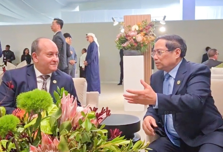 Thủ tướng Phạm Minh Chính và Thủ tướng Algeria Sifi Ghrieb - Ảnh: VGP