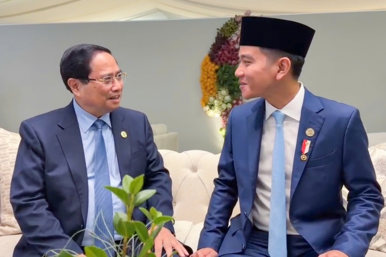 Thủ tướng Phạm Minh Chính và Phó Tổng thống Indonesia Gibran Rakabuming Rakan - Ảnh: VGP