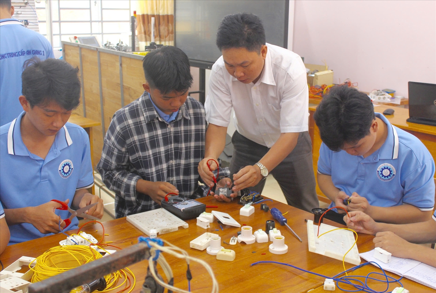 Các giờ học được nhà trường thiết kế theo hướng lý thuyết đi đôi với thực hành. Ảnh: Tào Đạt