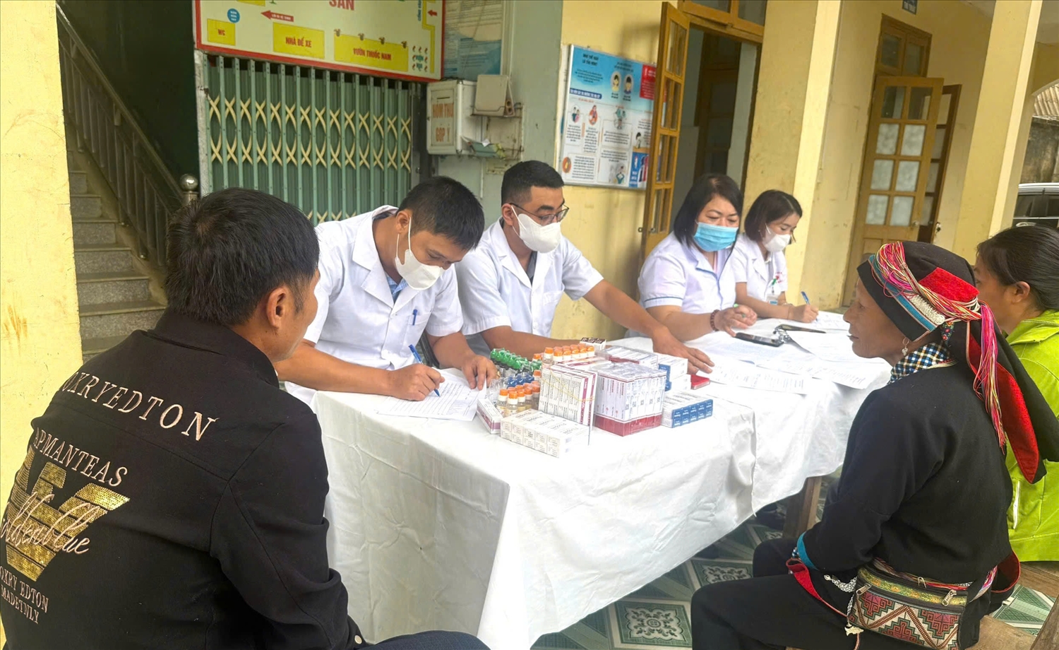 Người dân trên địa bàn xã Minh Sơn, Đường Hồng và Giáp Trung (Tuyên Quang) được khám và điều tra bệnh Phong, da liễu...